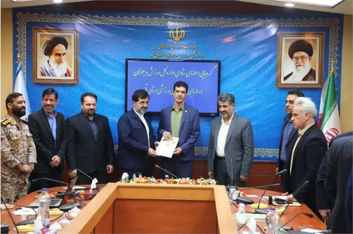 استاندار قم در مراسم گردهمایی اعضای ستادی اداره‌کل ورزش و جوانان و رؤسای هیأت‌های ورزشی استان، از سعید کاملی، جوان‌ترین رئیس